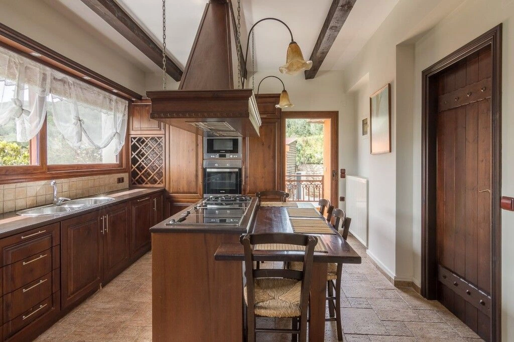 للبيع فيلا كبيرة مكونة من 3 طوابق، 8 غرف نوم، 410 م2 مع مسبح خاص، تقع في هيراكليون، كريت، ومساحة الأرض 1910 م2 ✅ معتمدة من خبراء VelesClub Int.