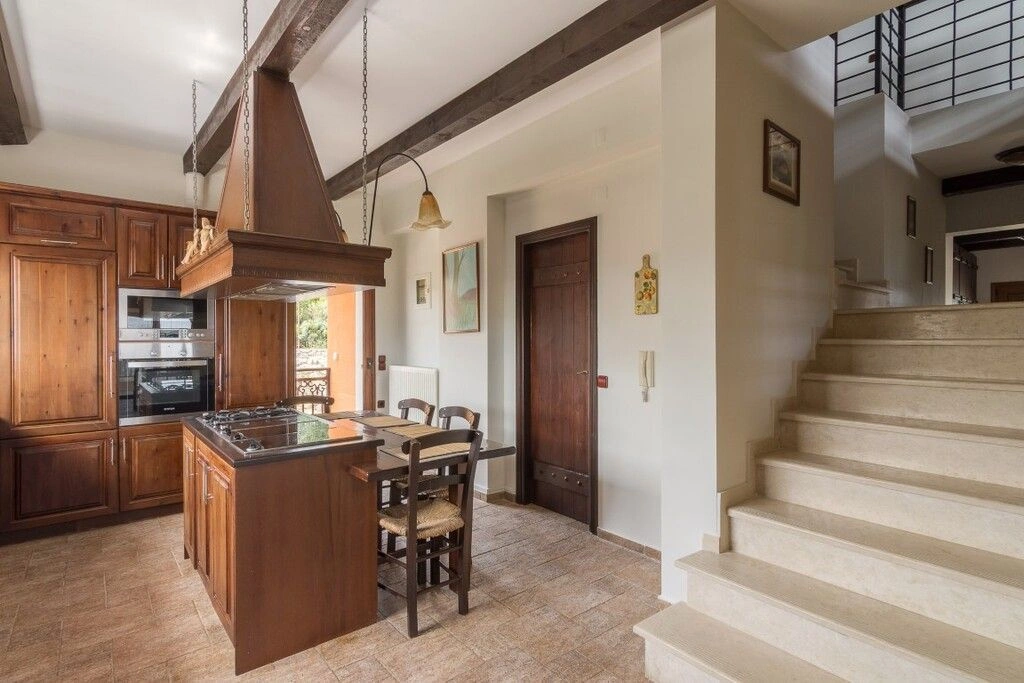 للبيع فيلا كبيرة مكونة من 3 طوابق، 8 غرف نوم، 410 م2 مع مسبح خاص، تقع في هيراكليون، كريت، ومساحة الأرض 1910 م2 ✅ معتمدة من خبراء VelesClub Int.