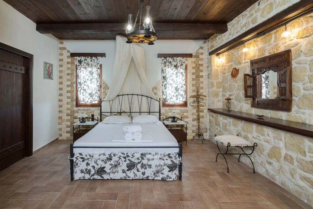 للبيع فيلا كبيرة مكونة من 3 طوابق، 8 غرف نوم، 410 م2 مع مسبح خاص، تقع في هيراكليون، كريت، ومساحة الأرض 1910 م2 ✅ معتمدة من خبراء VelesClub Int.