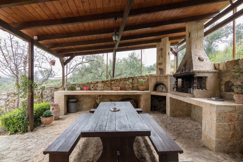 للبيع فيلا كبيرة مكونة من 3 طوابق، 8 غرف نوم، 410 م2 مع مسبح خاص، تقع في هيراكليون، كريت، ومساحة الأرض 1910 م2 ✅ معتمدة من خبراء VelesClub Int.