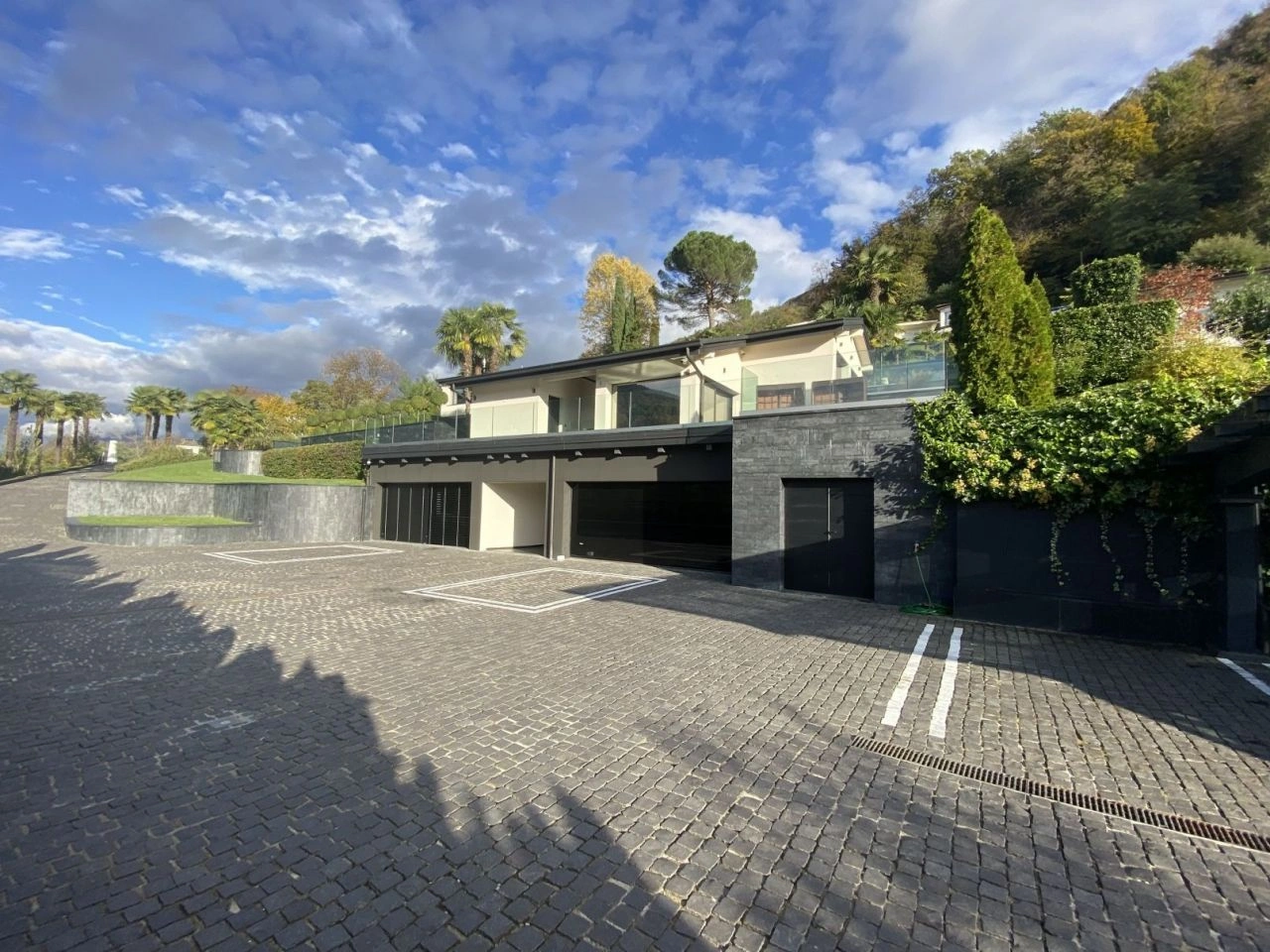 瑞士卢加诺湖畔带私人码头的别墅