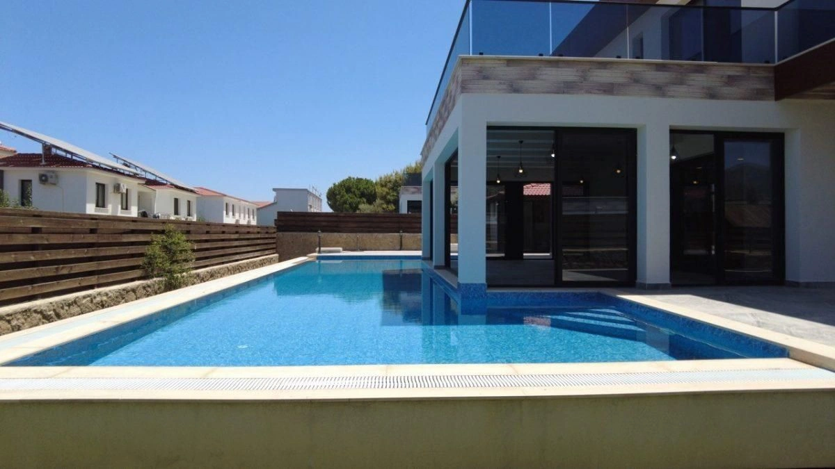 Girne, Kuzey Kıbrıs'ta havuzlu 4+1 villa