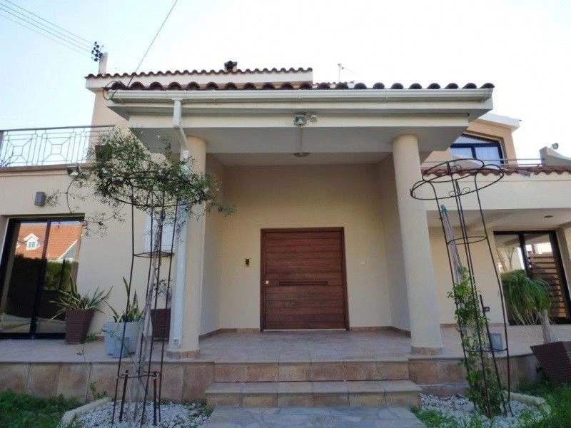 Compre a Vila Larnaca por 500k € ✅ Boa moradia em Chipre