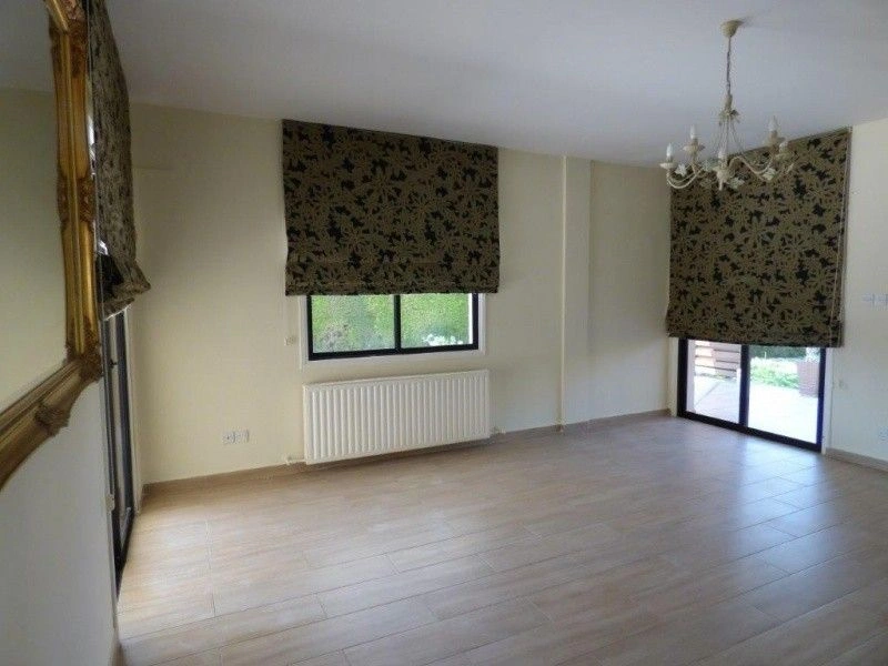 Compre a Vila Larnaca por 500k € ✅ Boa moradia em Chipre