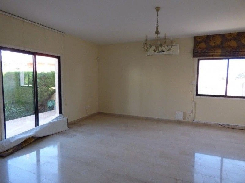 Compre a Vila Larnaca por 500k € ✅ Boa moradia em Chipre
