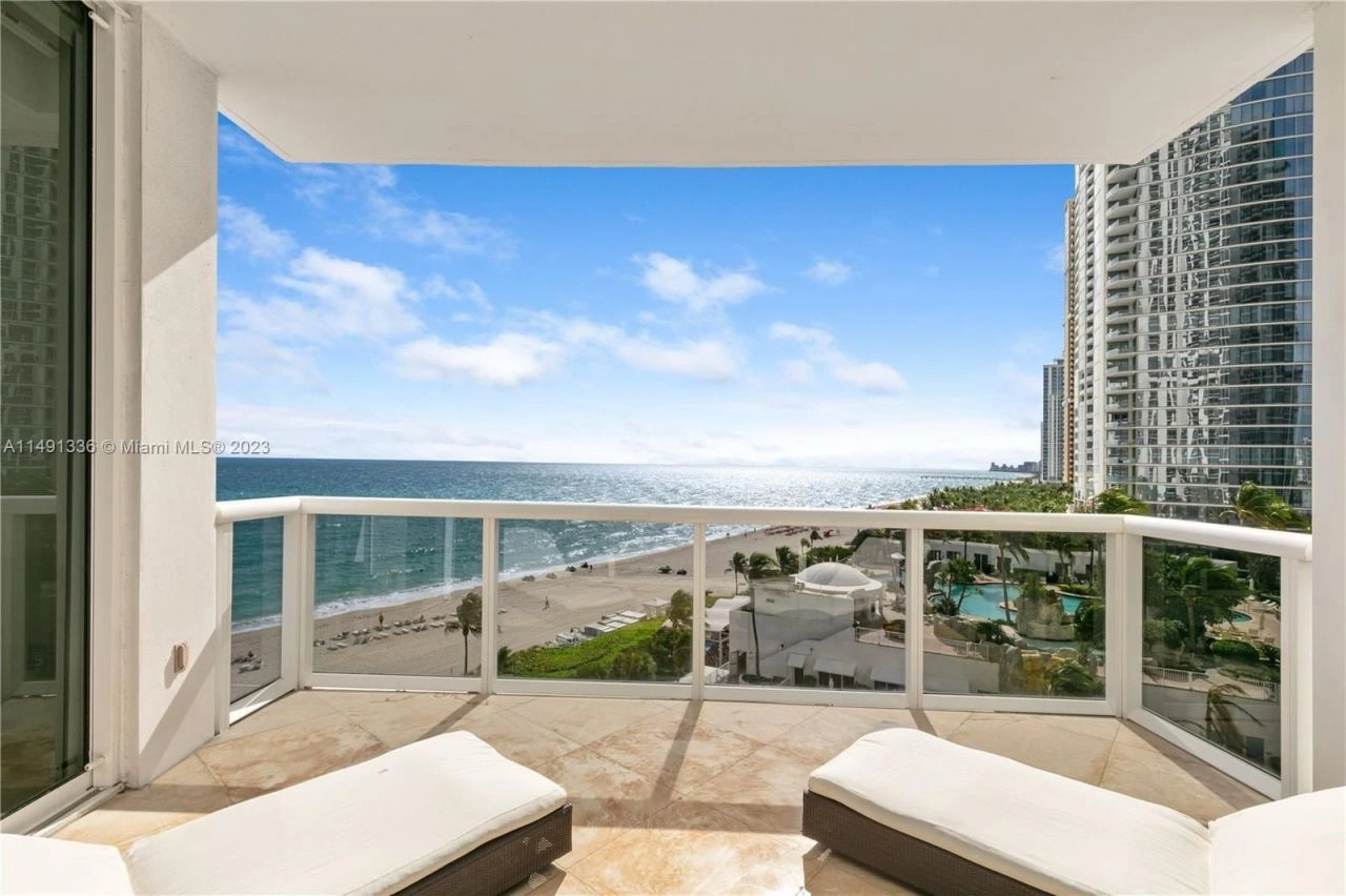 प्रतिष्ठित मियामी में आधुनिक अपार्टमेंट देखें