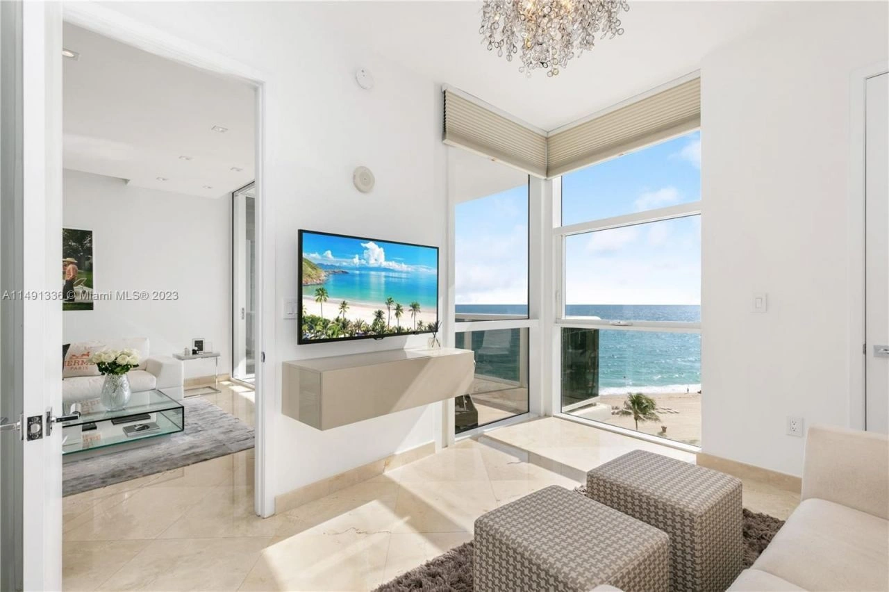 प्रतिष्ठित मियामी में आधुनिक अपार्टमेंट देखें