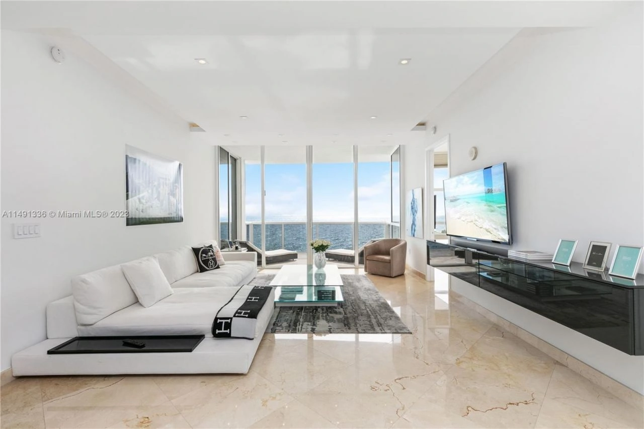 प्रतिष्ठित मियामी में आधुनिक अपार्टमेंट देखें