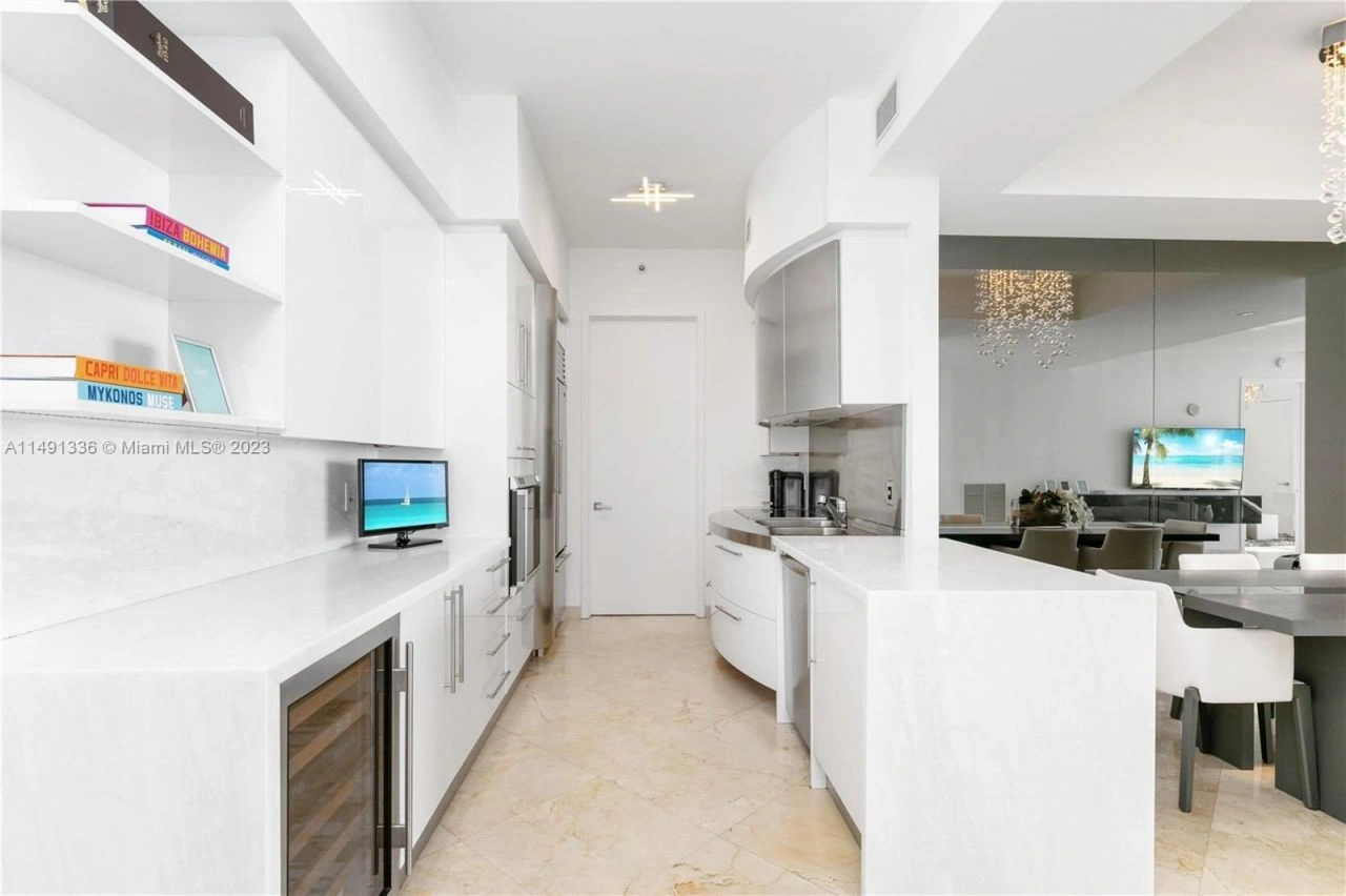 प्रतिष्ठित मियामी में आधुनिक अपार्टमेंट देखें