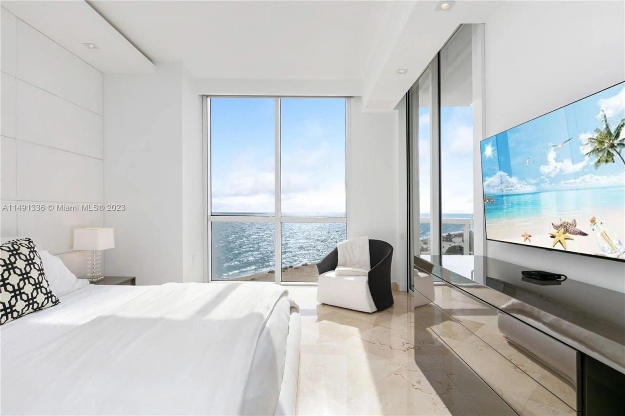 प्रतिष्ठित मियामी में आधुनिक अपार्टमेंट देखें