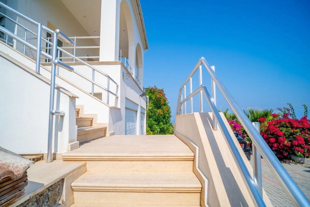 Villa in Kyrenia, 4+1