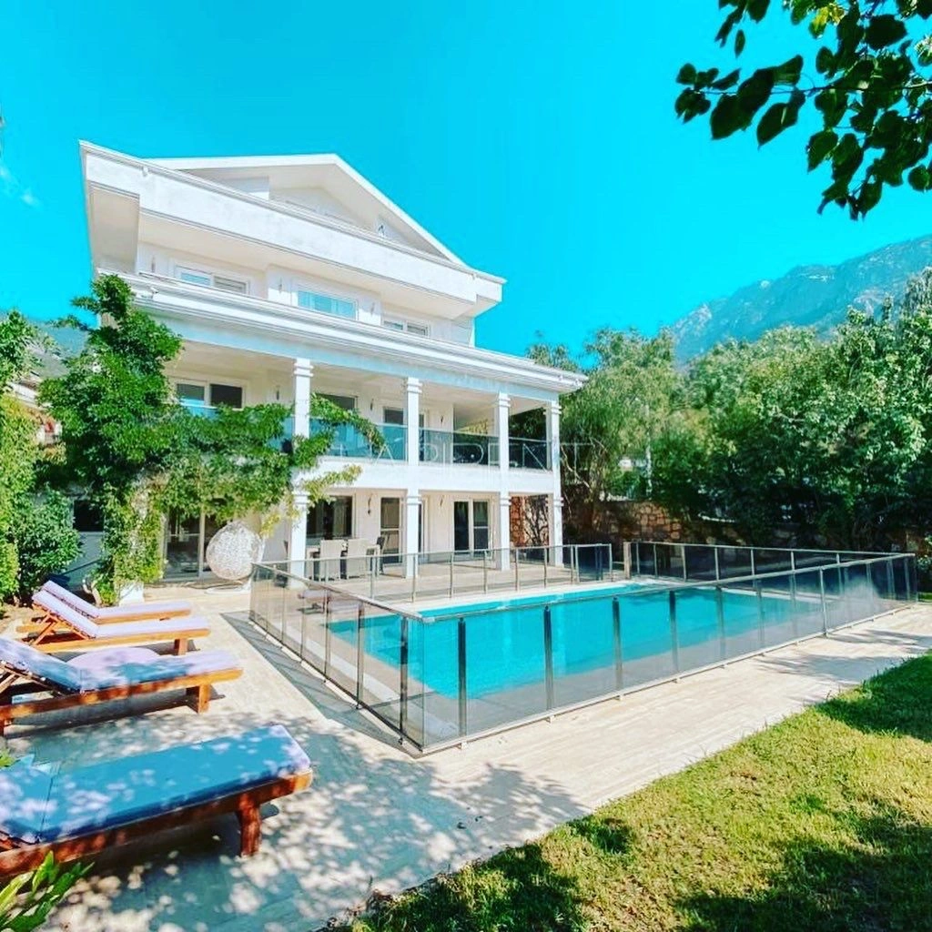 Villa meublée 4+1 dans la région d'Ovacik à Fethiye