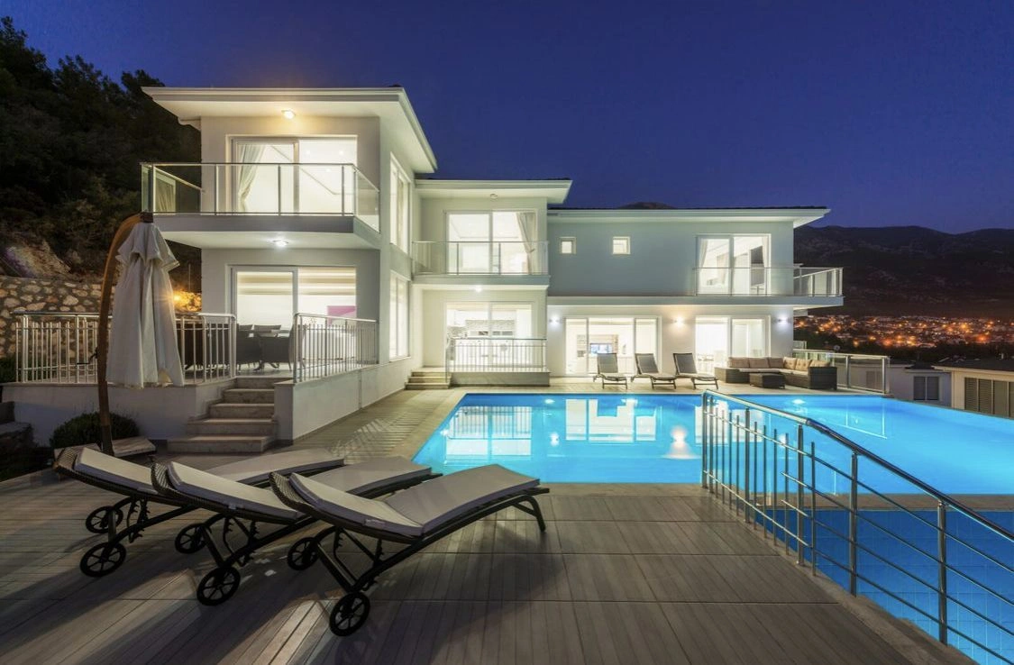 Spacious 7+1 villa near the beach in Fethiye