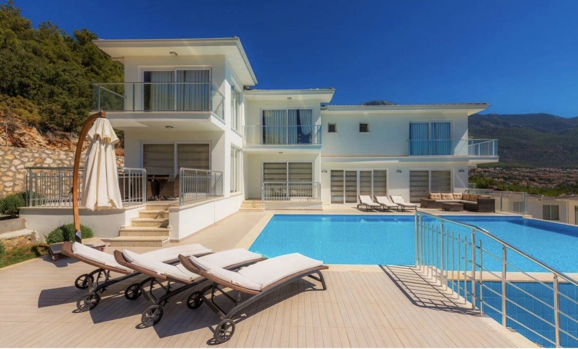 Spacious 7+1 villa near the beach in Fethiye