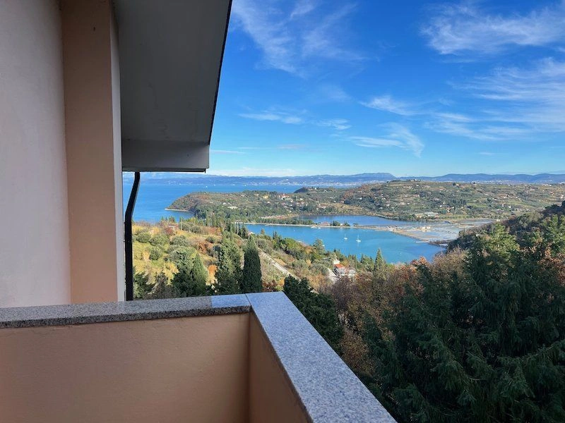Four-apartment house 309 m2 near the beach