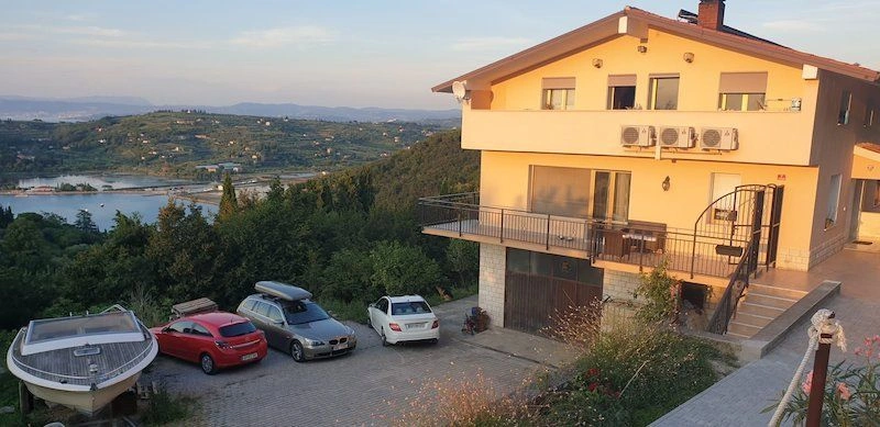 Four-apartment house 309 m2 near the beach