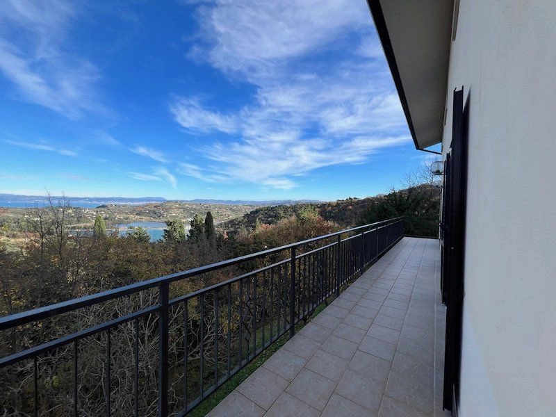 Four-apartment house 309 m2 near the beach