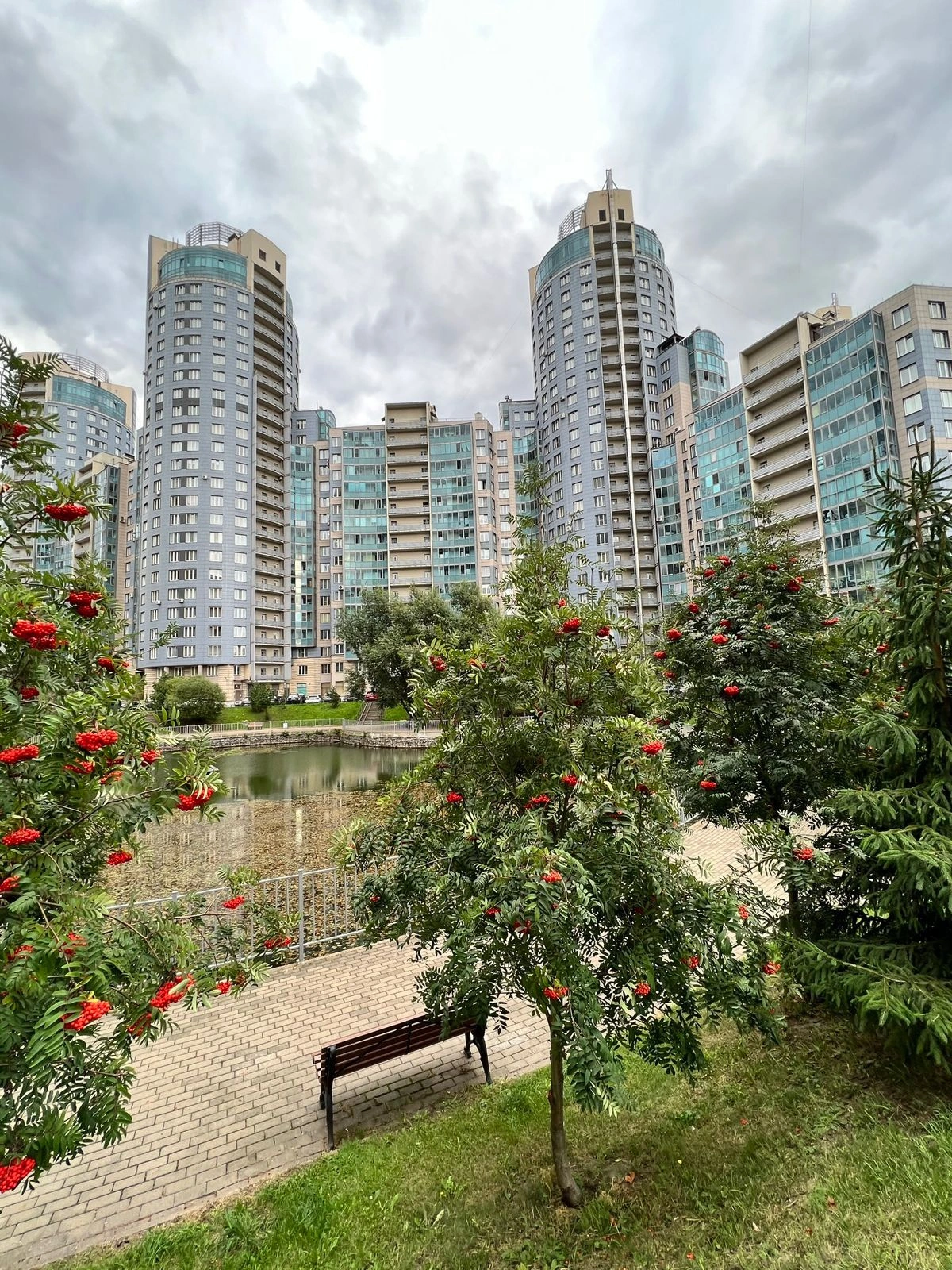 Zhivoy Rodnik residential complex 3-room apartment with designer renovation