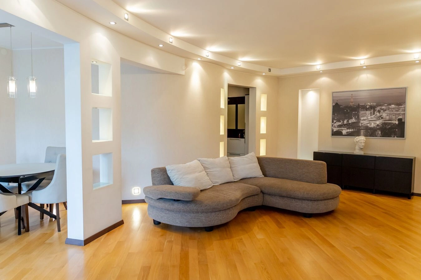Appartamento trilocale nel complesso residenziale Zhivoy Rodnik con ristrutturazione di design