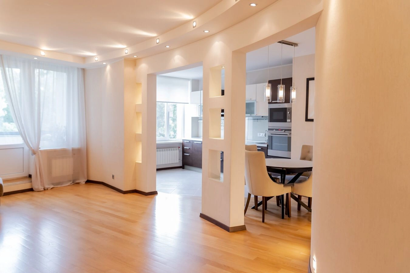 Appartamento trilocale nel complesso residenziale Zhivoy Rodnik con ristrutturazione di design