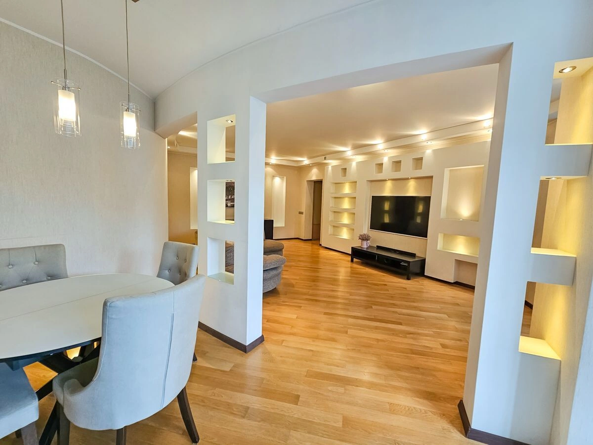 Appartamento trilocale nel complesso residenziale Zhivoy Rodnik con ristrutturazione di design
