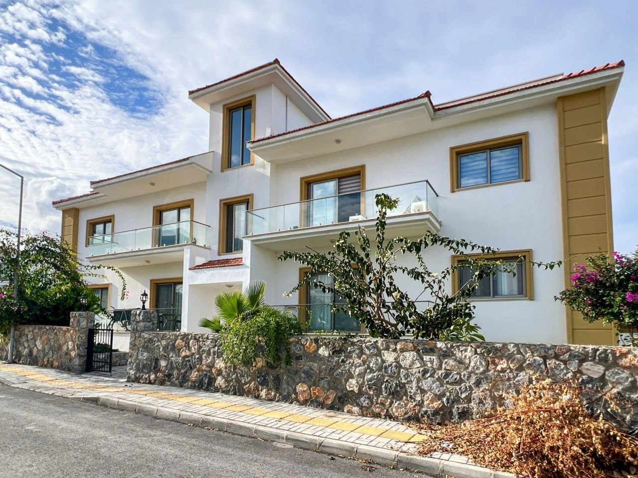 Kuzey Kıbrıs Alsancak bölgesinde yaşam için ideal 2+1 ev