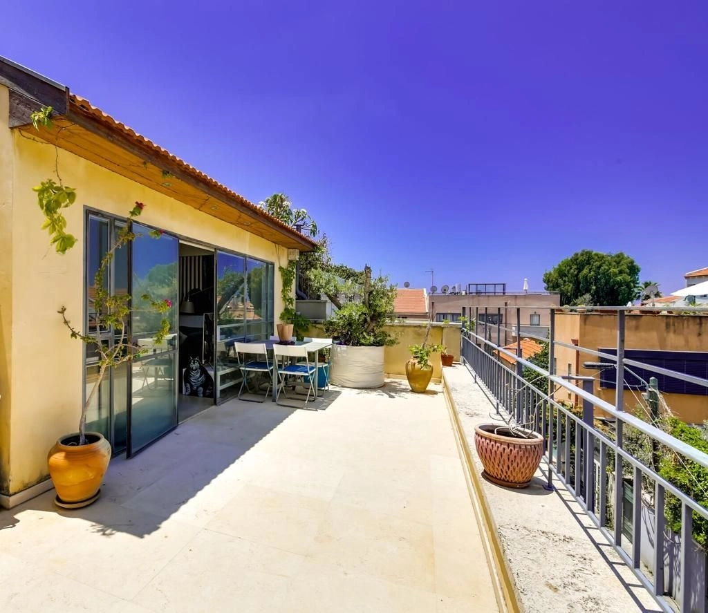 View Penthouse 3+1 with three bedrooms in Tel Aviv, Israel