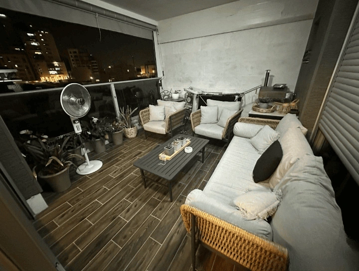 شقة مع تراس وإطلالة على فناء هادئ في هولون، إسرائيل