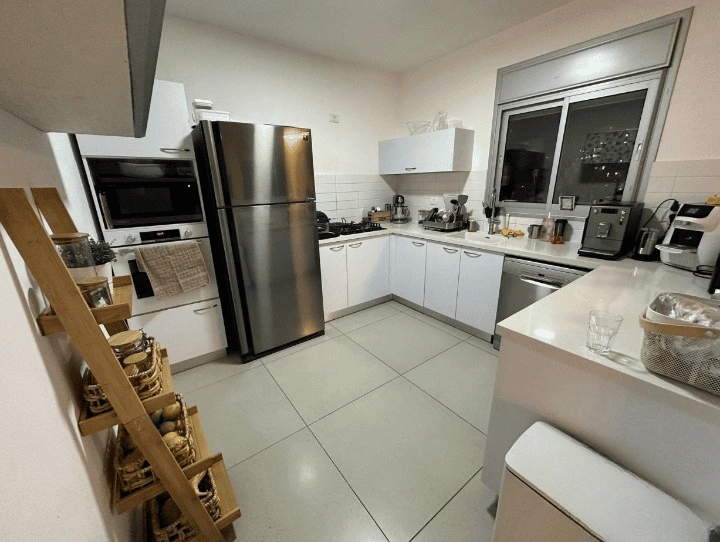 شقة مع تراس وإطلالة على فناء هادئ في هولون، إسرائيل