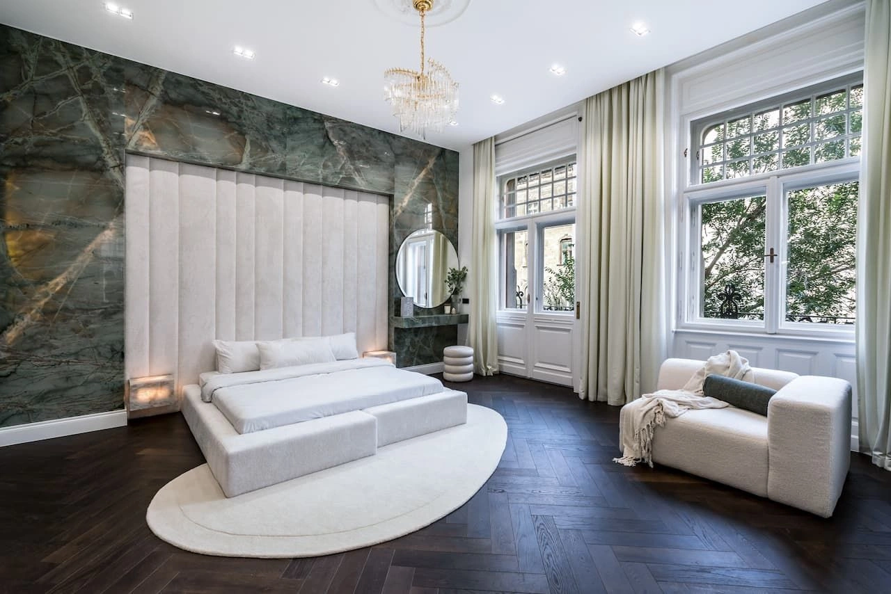 Parlamento'nun yanında tarihi bir binada 141 m2 daire