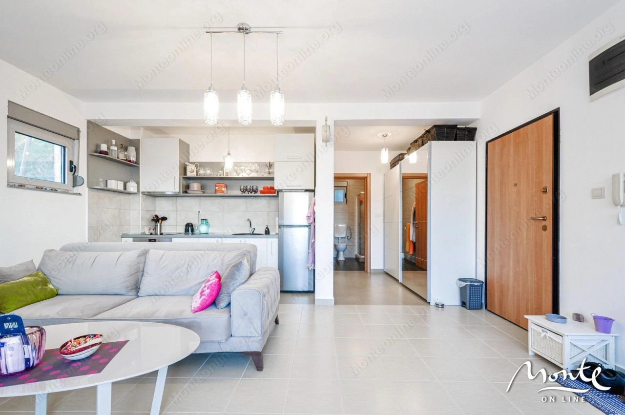 Tivat'ta deniz manzaralı 1+1 daire