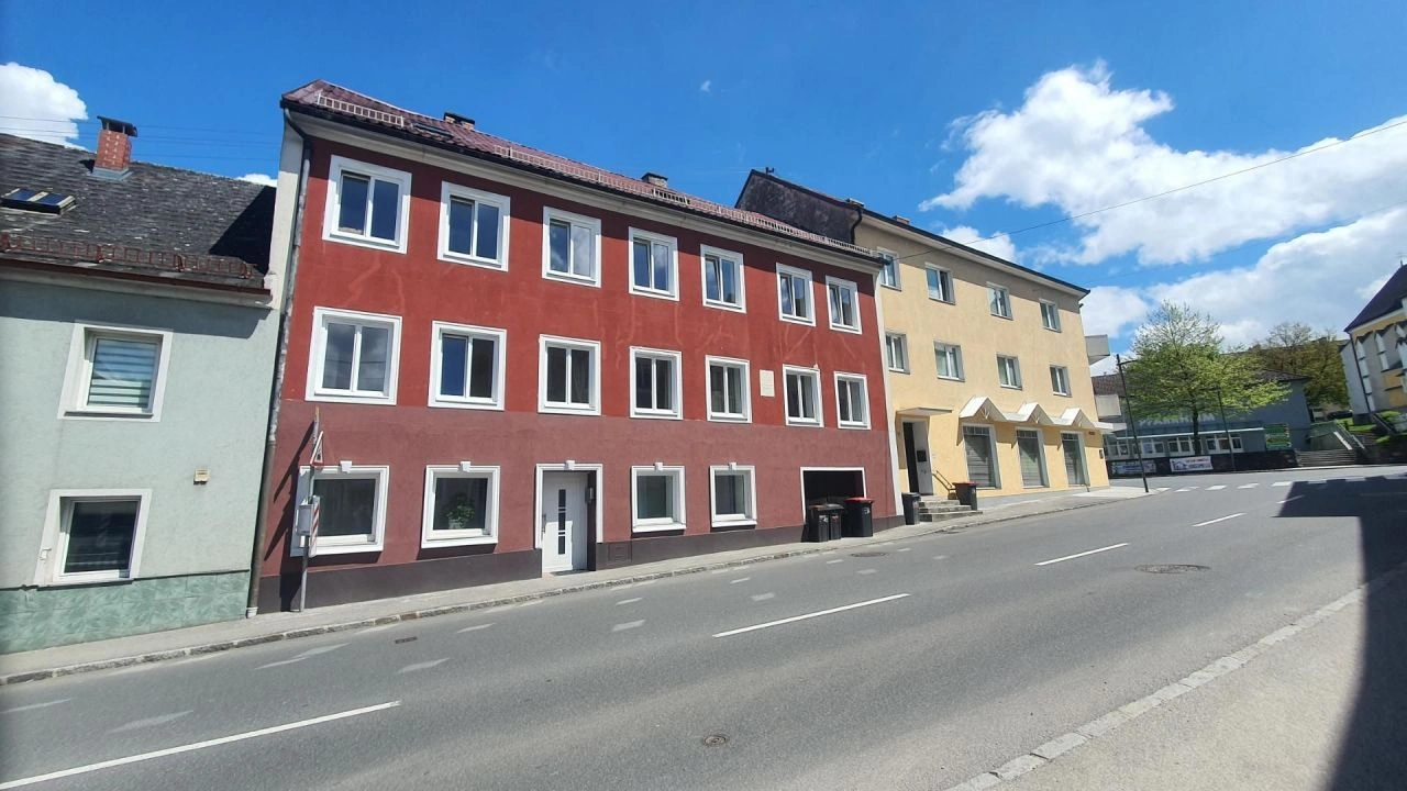 Apartment building in the center of Weisenkirchen, 550 m2