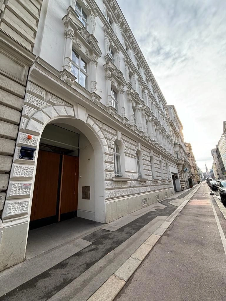 Apartment in historic building in prestigious area of Vienna