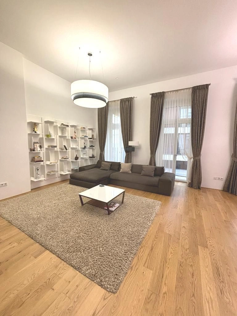 Apartment in historic building in prestigious area of Vienna