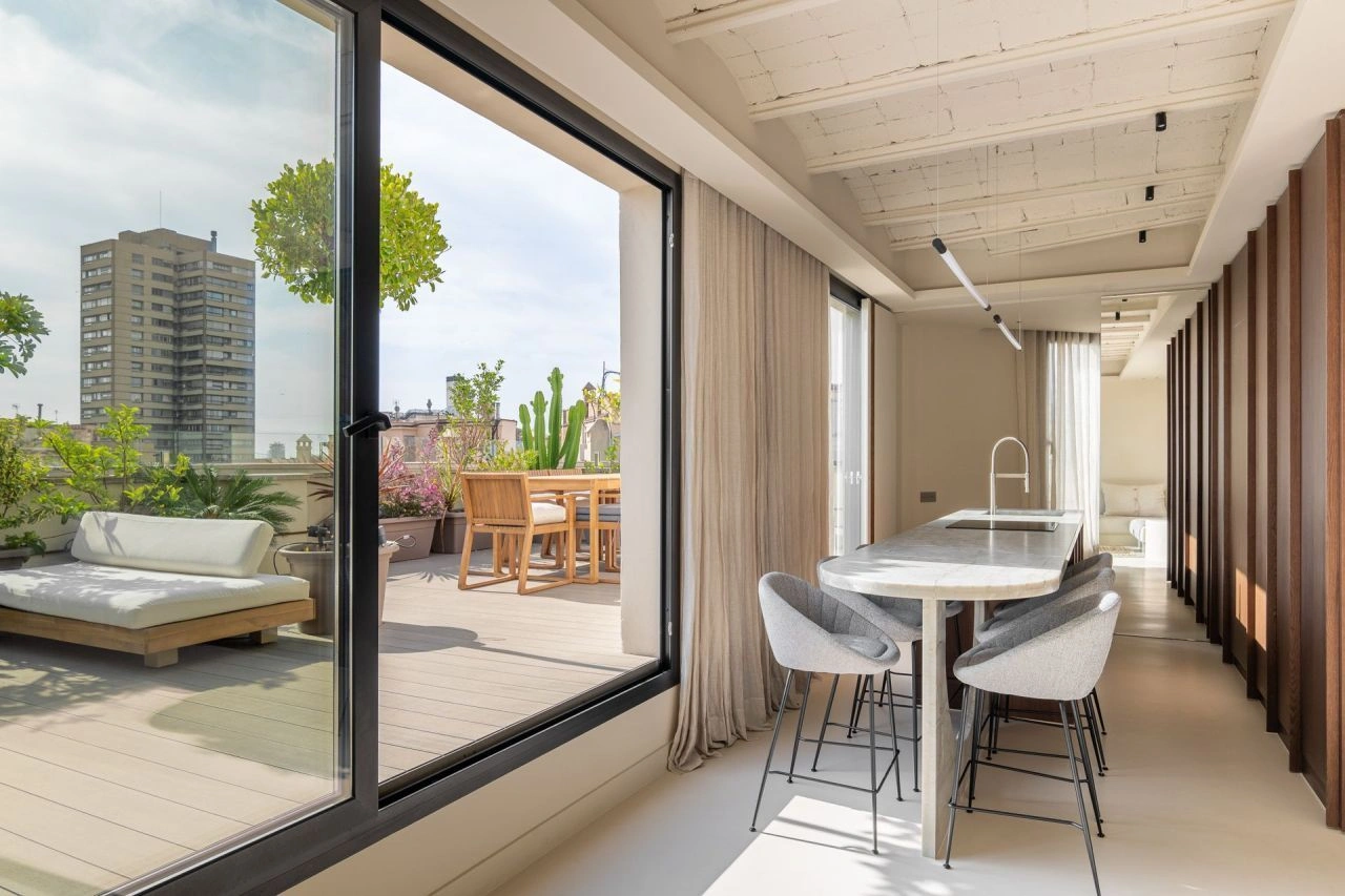 बार्सिलोना के पैनोरमिक दृश्यों वाला लक्जरी 2+1 अपार्टमेंट