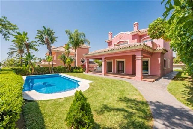 Charming villa 410 m2 with views of the mountains and green fields