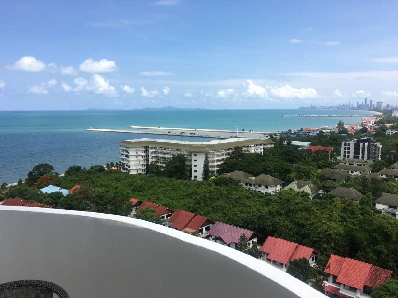 Bright apartment 95 m2 in a picturesque area in Pattaya