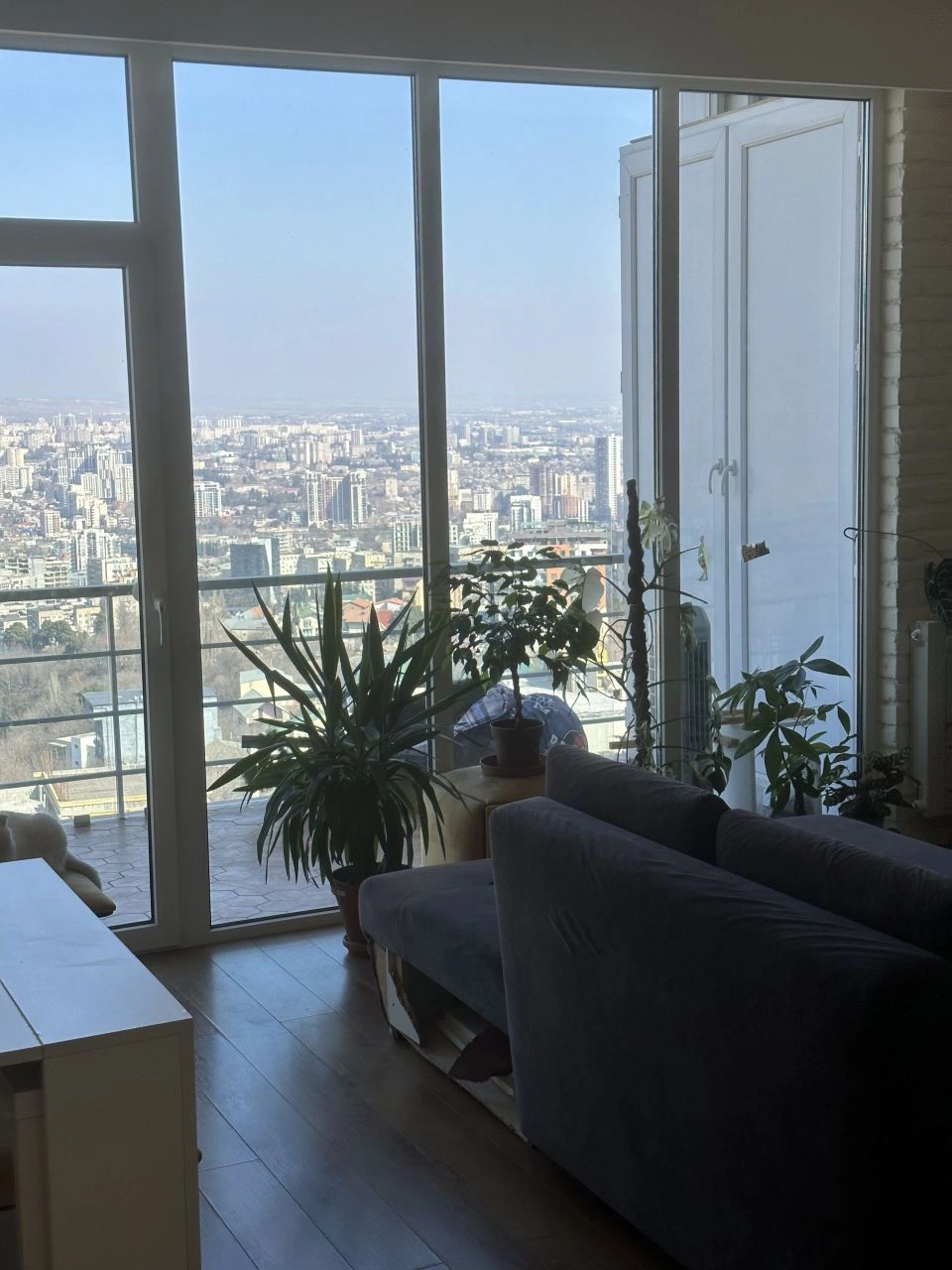 شقة واسعة بمساحة ١١٠ م² في منطقة مرموقة في تبليسي