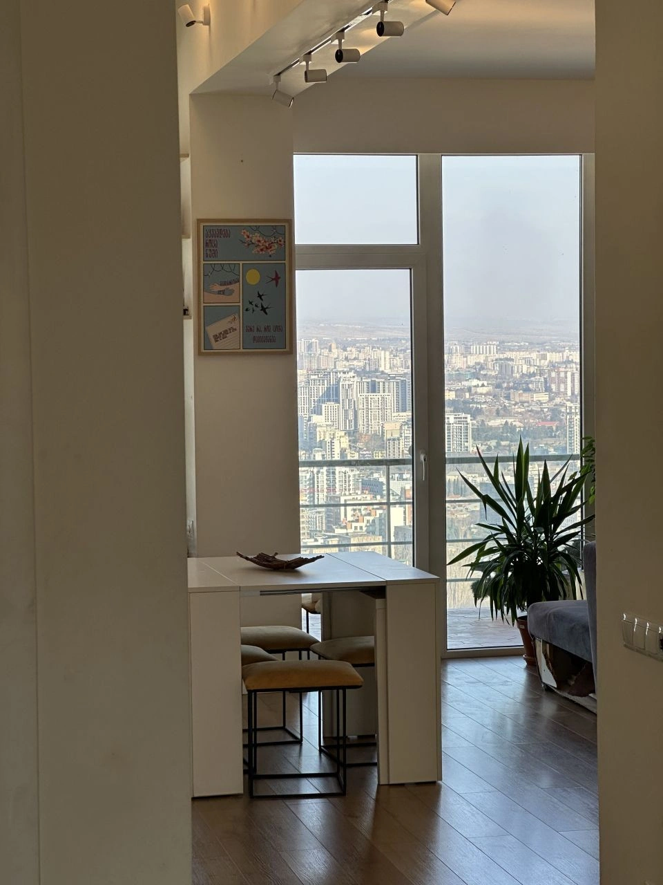 شقة واسعة بمساحة ١١٠ م² في منطقة مرموقة في تبليسي