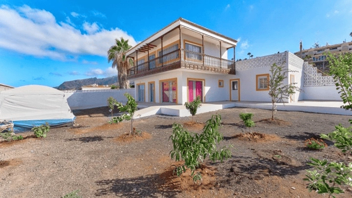 Spacious 5+1 villa with orchard in Tenerife