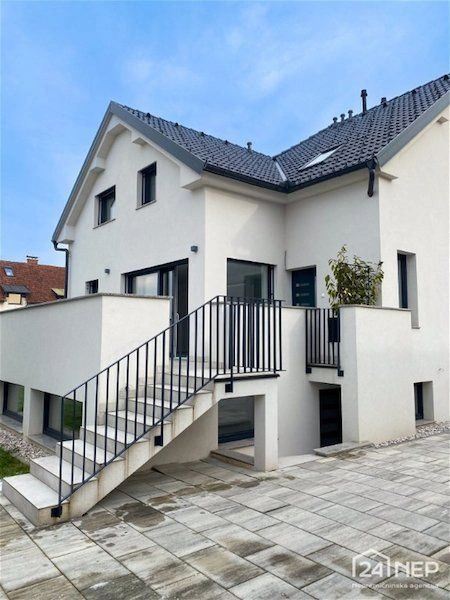 Moderna casa adosada en Liubliana con excelente diseño - 595,000 €