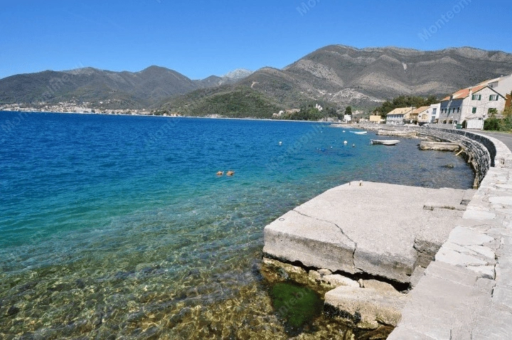 فيلا حجرية 105 م2 بجوار البحر في تيفات