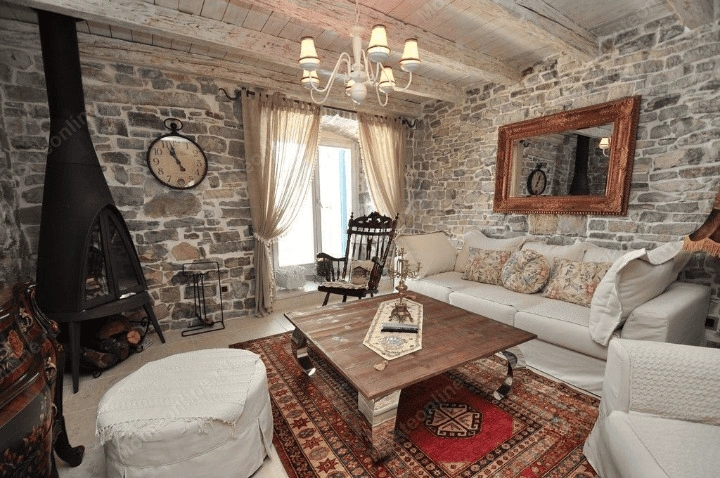 فيلا حجرية 105 م2 بجوار البحر في تيفات