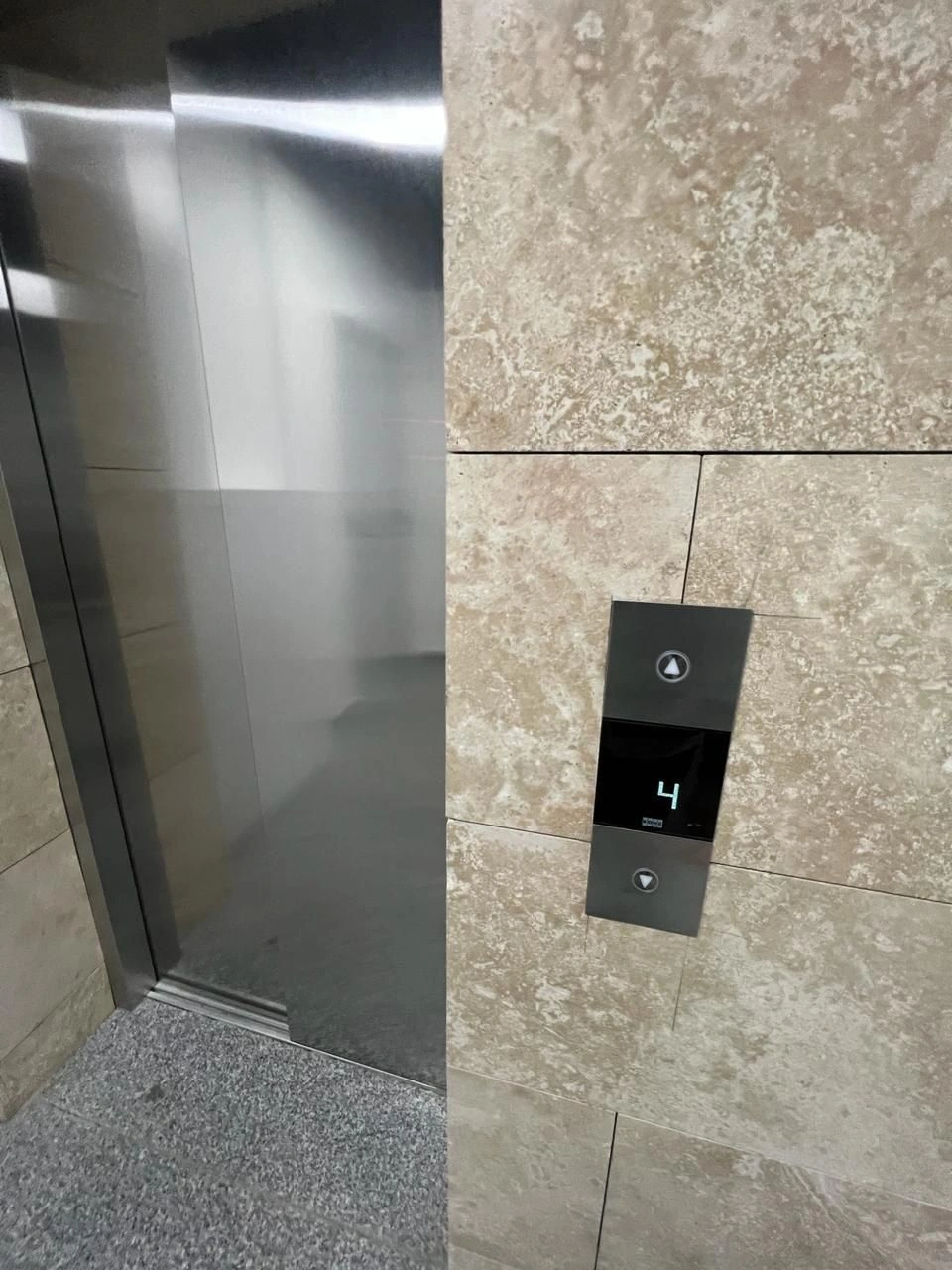 شقة فسيحة بغرفة نوم واحدة، 54 متر مربع، تقع في حي فيرا، تبليسي، الطابق الرابع، تطل على المعالم، عقارات في جورجيا ✅ معتمدة من قبل خبراء VelesClub Int.