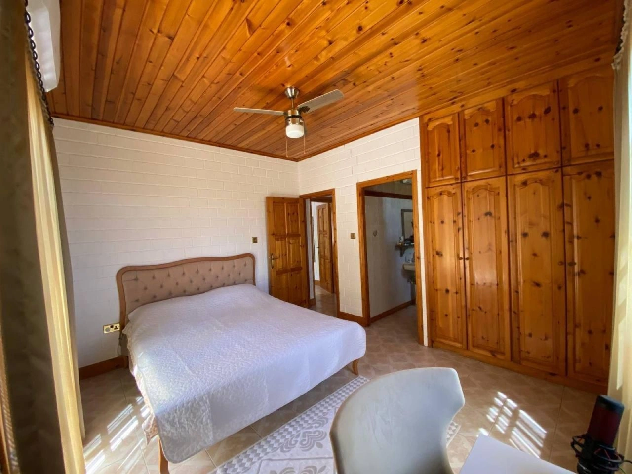 Kuzey Kıbrıs Alsancak bölgesinde tam eşyalı 7+1 villa