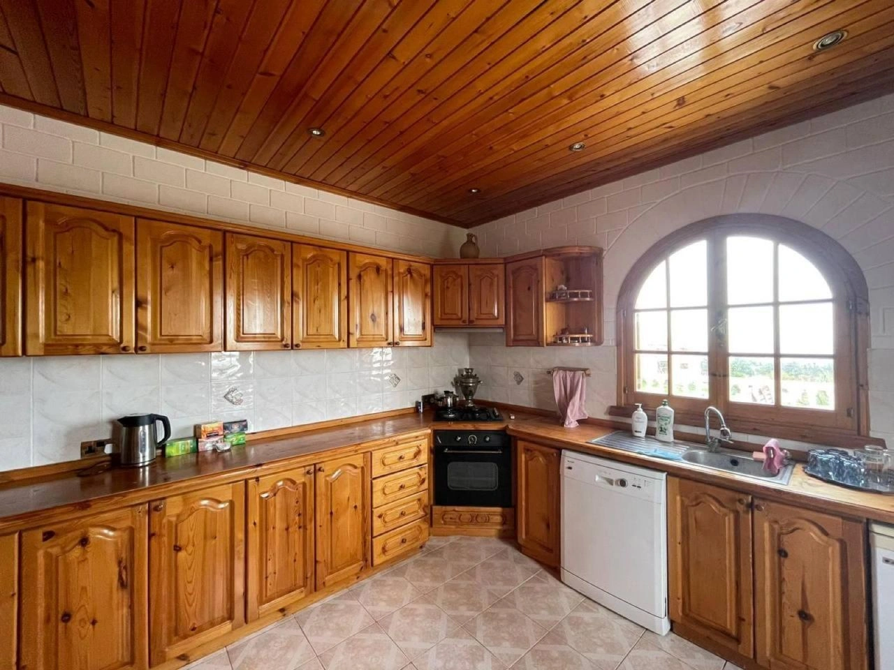 Kuzey Kıbrıs Alsancak bölgesinde tam eşyalı 7+1 villa