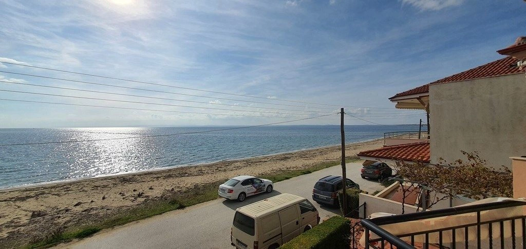 Three-bedroom townhouse 10 meters from the beach on the Sithonia peninsula