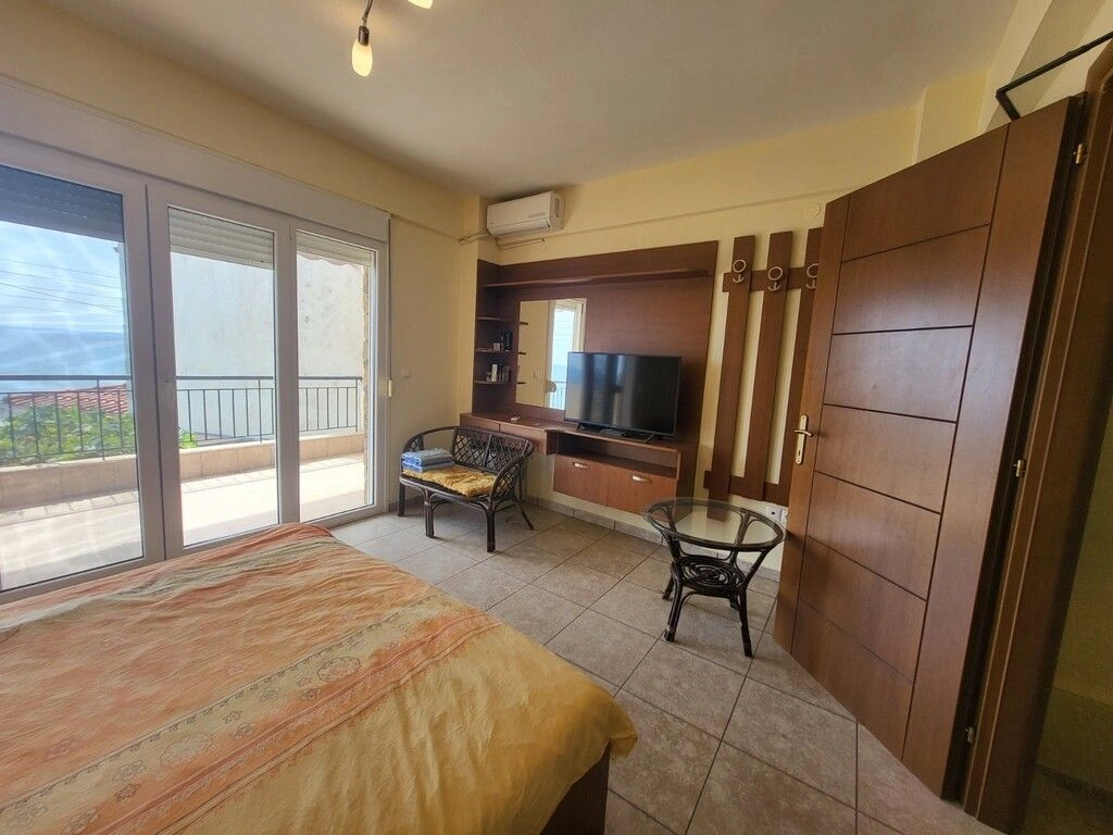 Three-bedroom townhouse 10 meters from the beach on the Sithonia peninsula