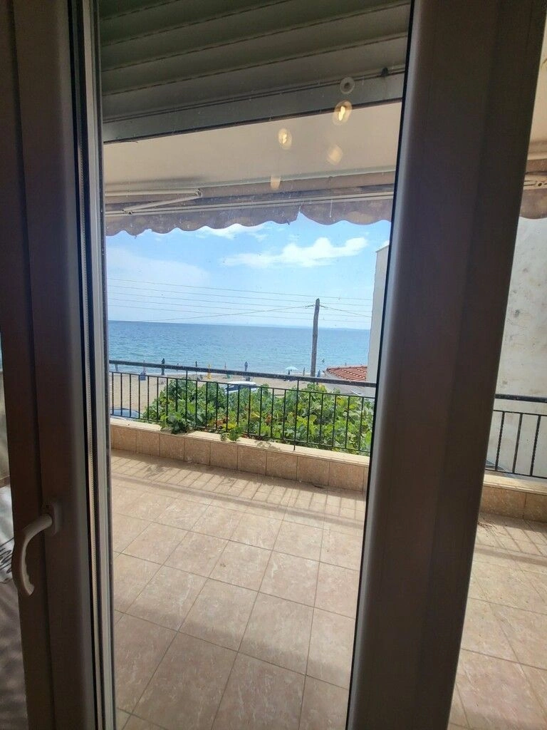Three-bedroom townhouse 10 meters from the beach on the Sithonia peninsula
