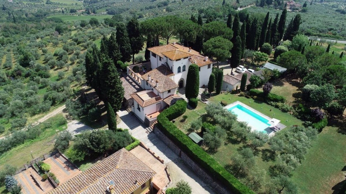 فيلا تاريخية من القرن الخامس عشر على التلال في ضواحي فلورنسا، إيطاليا